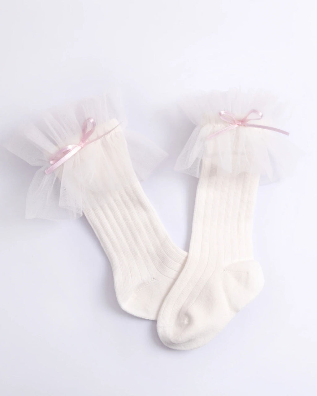 White ribbed baby girl knee socks with tulle frill and pink bow