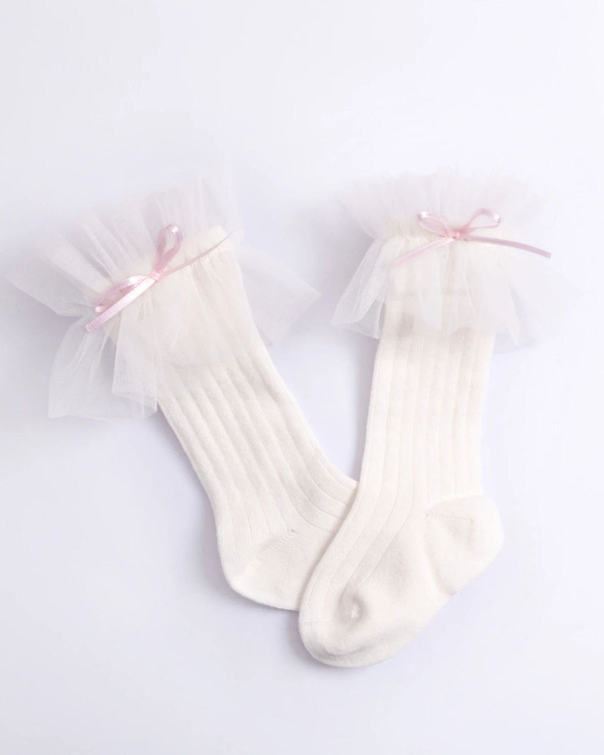 White ribbed baby girl knee socks with tulle frill and pink bow
